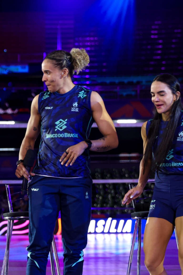 Jogadoras da seleção brasileira encontram fãs antes da estreia na VNL
