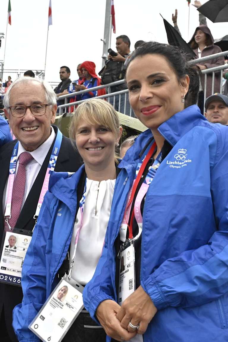 FIVB welcomes special guests to Paris 2024 beach volleyball venue on opening day