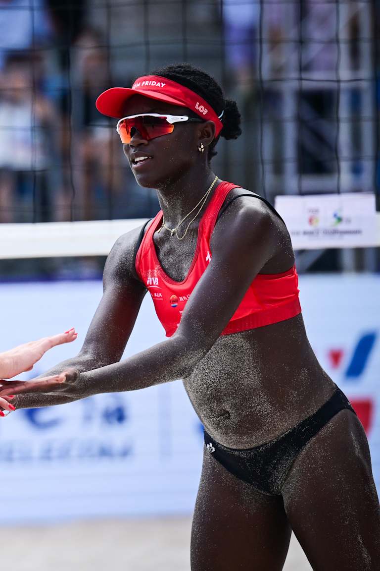 Canadians lead ten undefeated women's teams at the start of the main draw