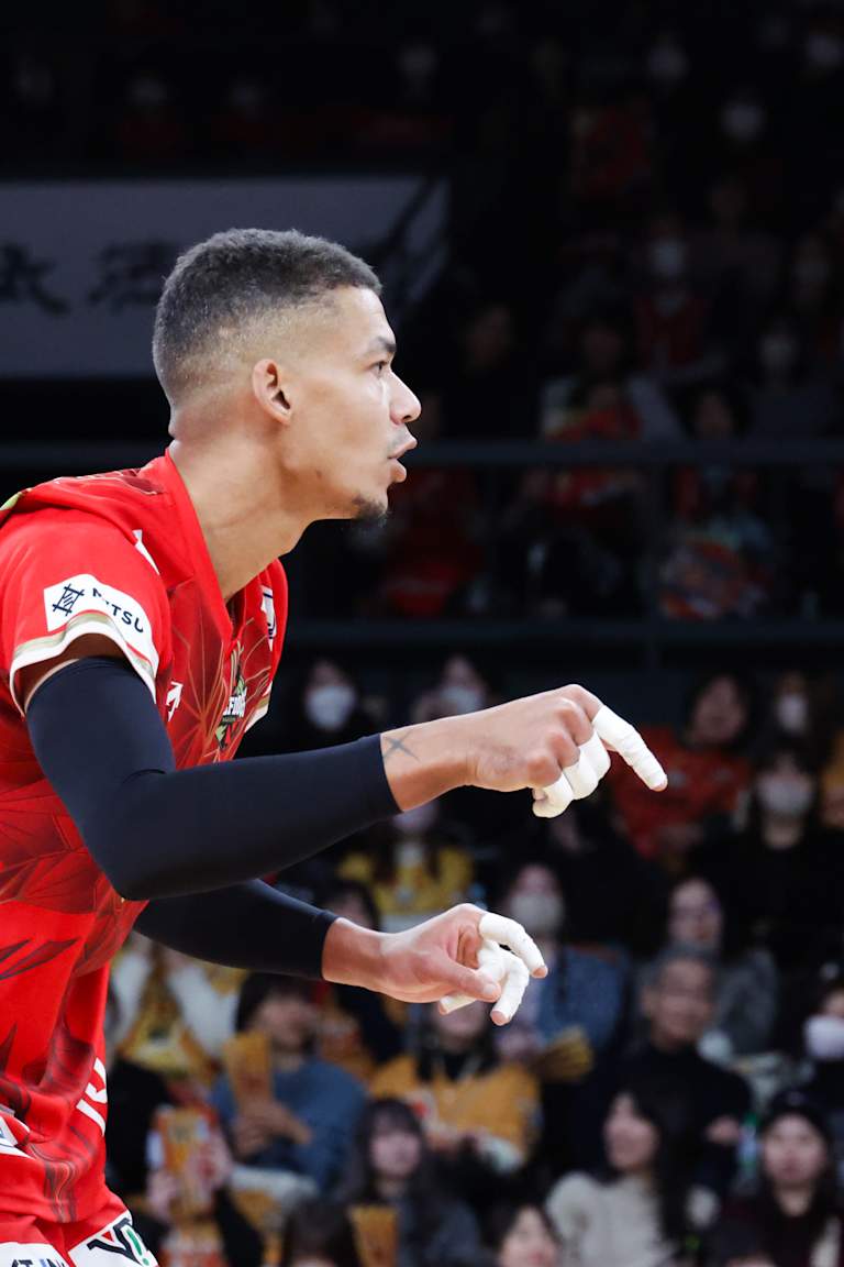 Stings twice bitten by Wolfdogs; top three consolidate their lead in Japan