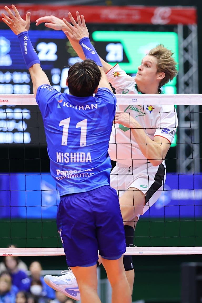 Hiroshima bring in weekend’s big surprise in Japan