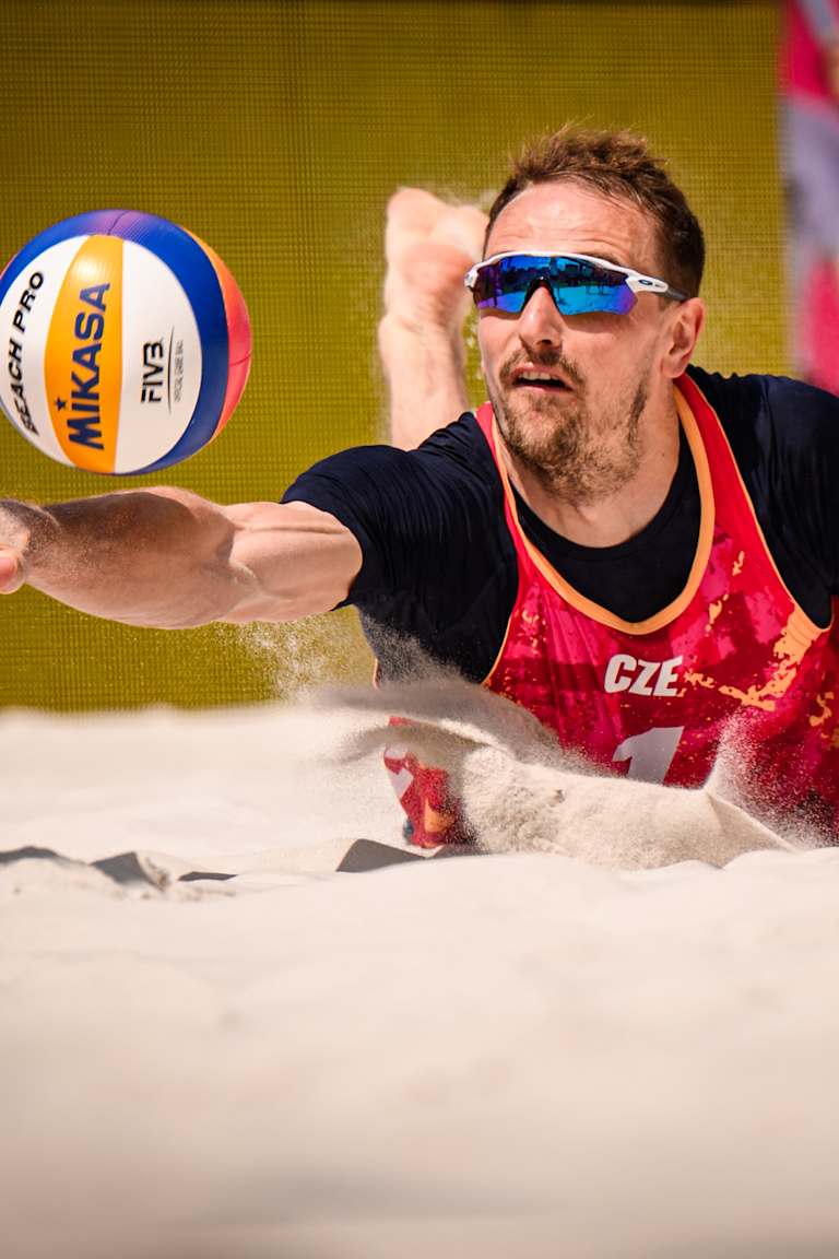 Perusic just can’t stay away from the sand – back for more in Gstaad with new partner!