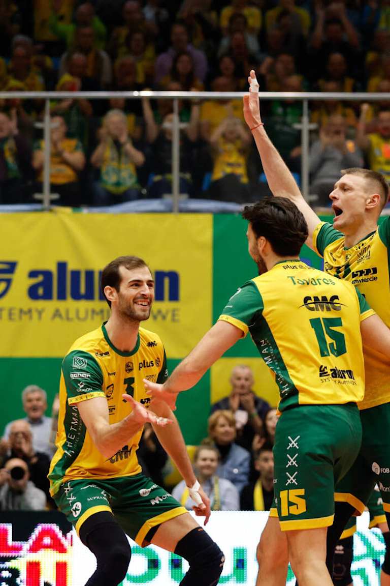 Aluron overtake Projekt after winning head-to-head clash