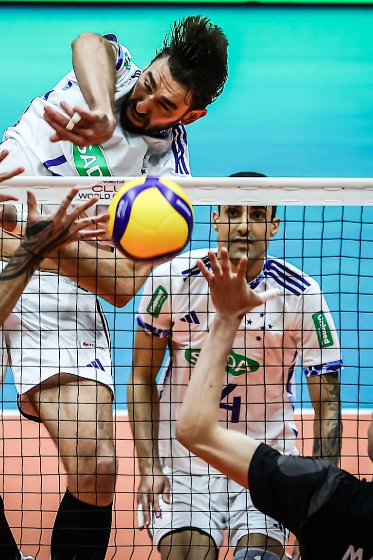 Sada Cruzeiro bate o Ciudad de virada na estreia do Mundial