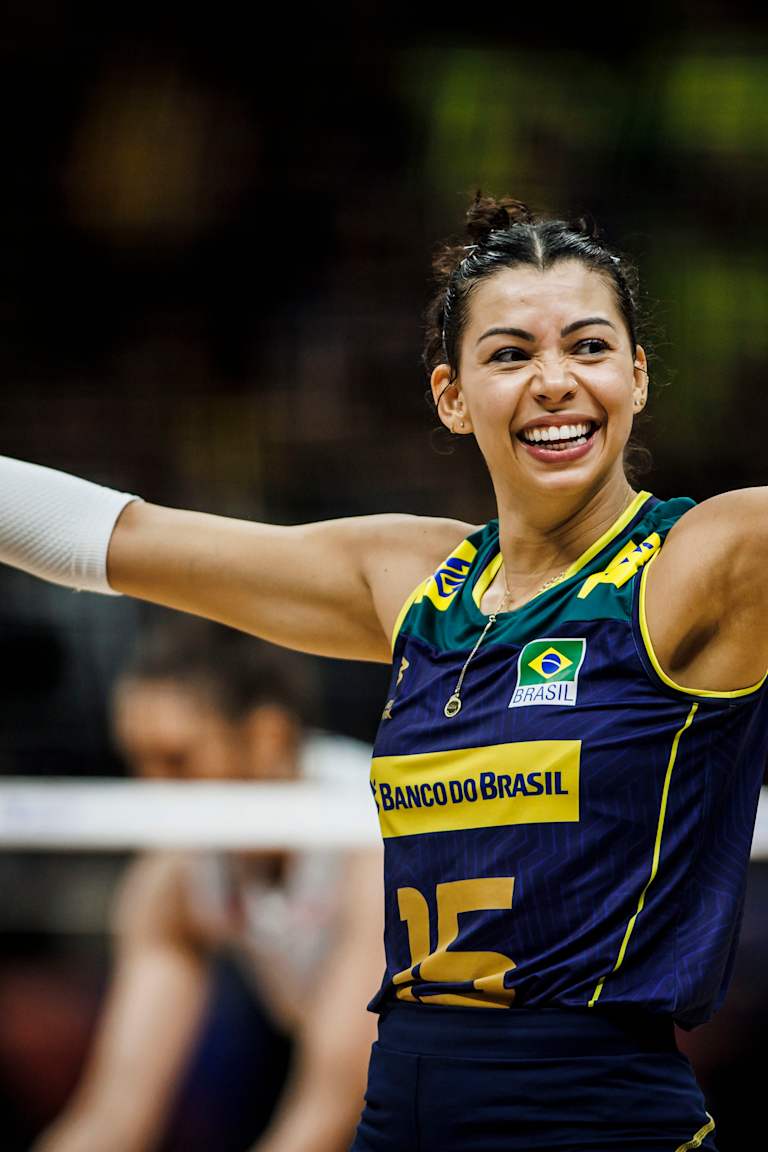 Carol anuncia aposentadoria da seleção