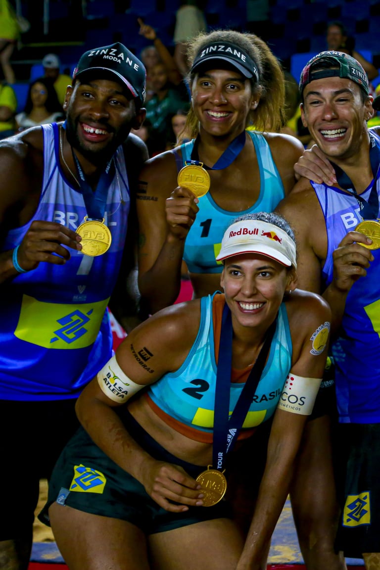 Evandro/Arthur and Duda/Ana Patrícia lead home party in Brasília