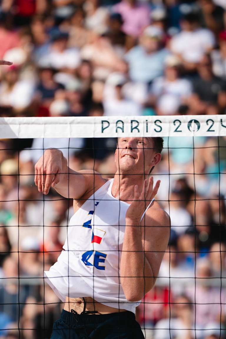 Perusic & Schweiner score second shutout in Paris and progress to eighthfinals