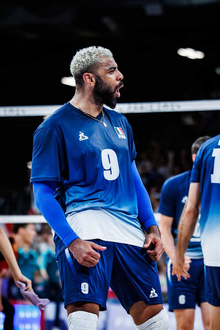 Comeback Kings France advance to the semifinals and continue title defense