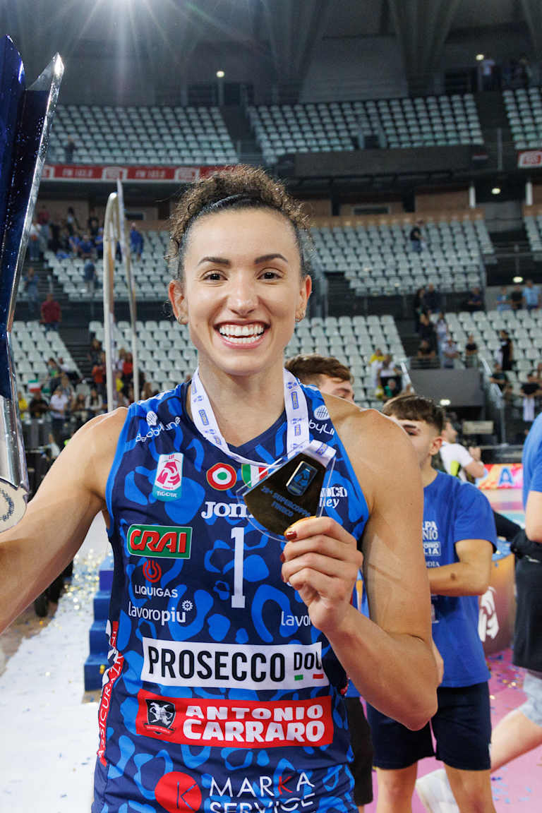 Conegliano, de Gabi, vence a Supercopa Italiana pela oitava vez