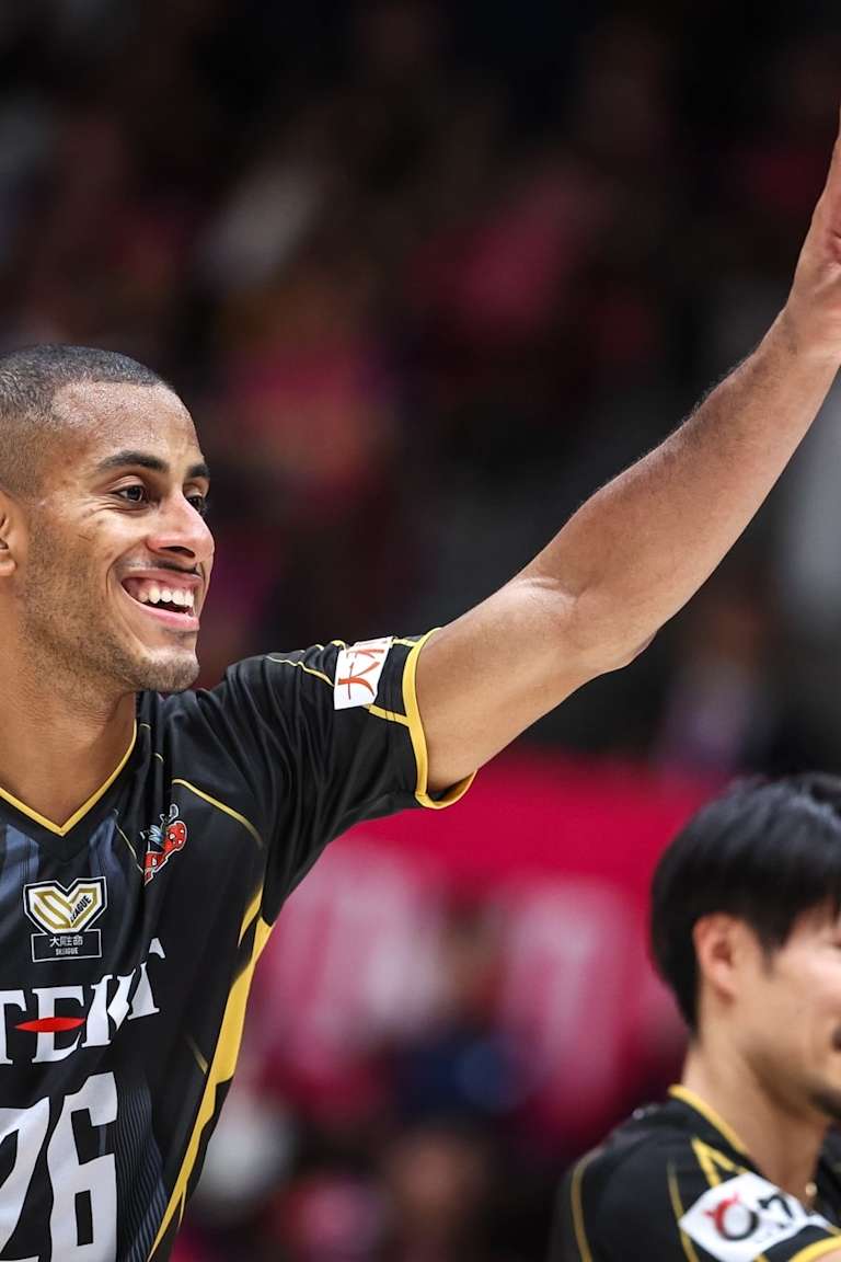 Stings de Lucarelli duela pela ponta no Japão