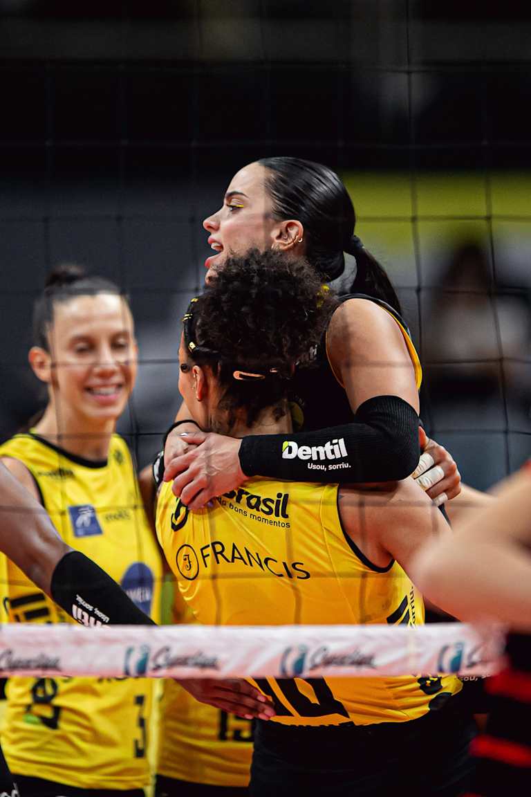 Praia luta até o fim, vira e segue invicto na Superliga