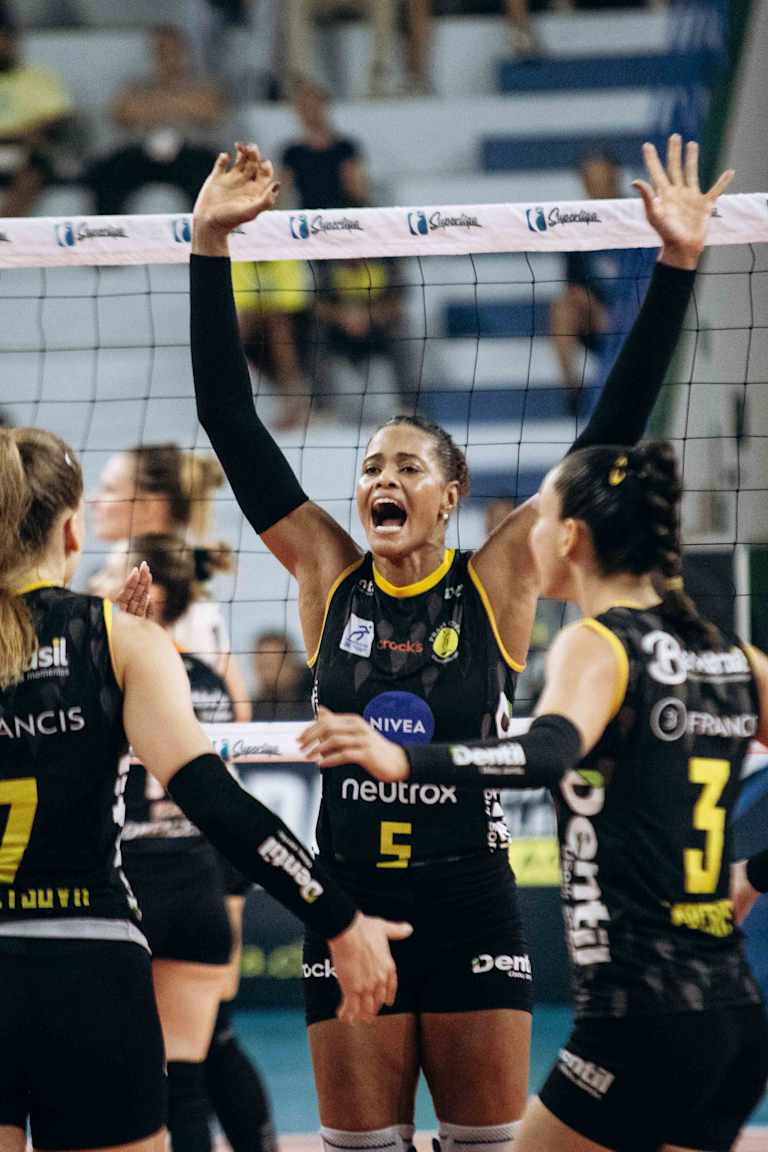 Estrangeiras brilham, Praia derrota o Osasco e segue na liderança