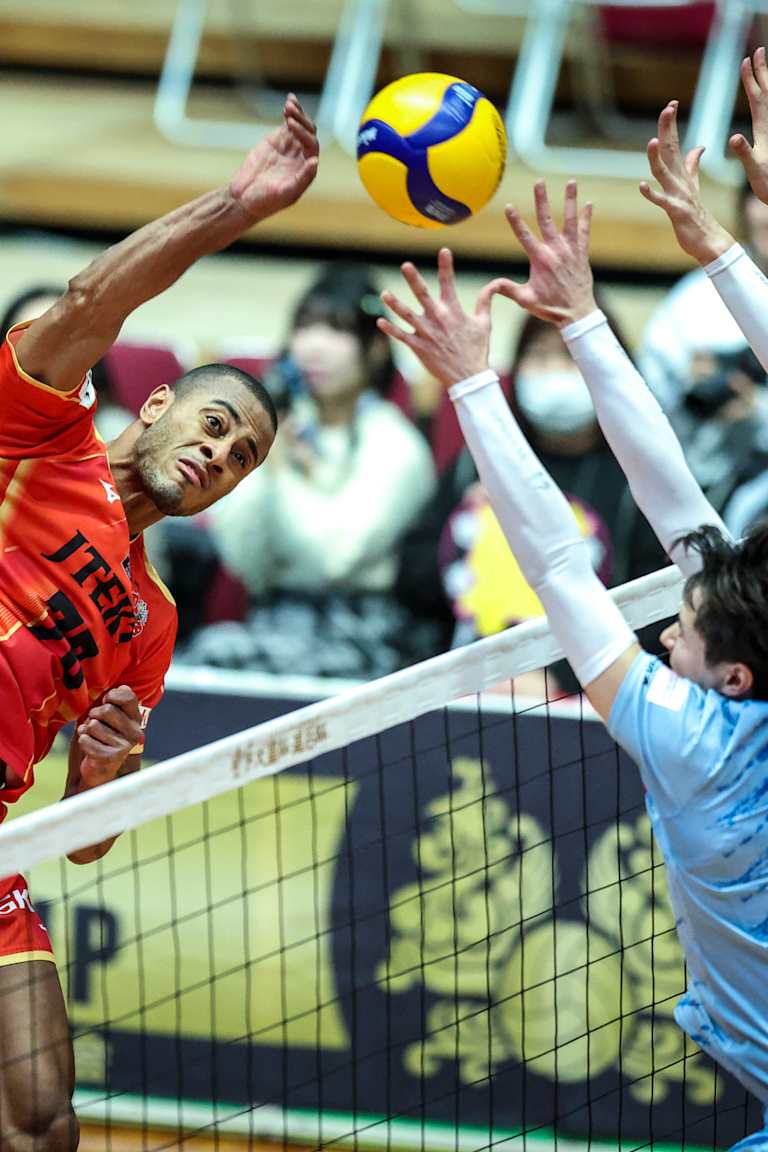 Stings de Lucarelli joga para chegar à ponta no Japão