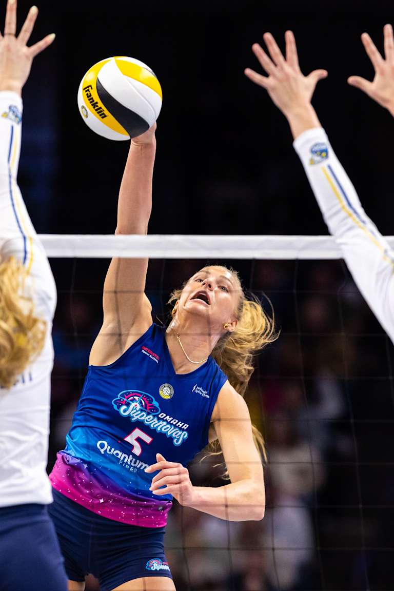 Supernovas try to continue in first place against the Mojo