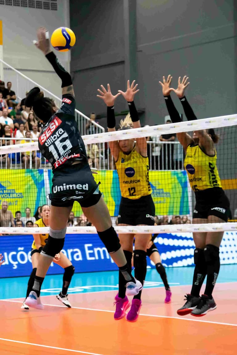 Praia e SESI jogam pela liderança da Superliga Feminina