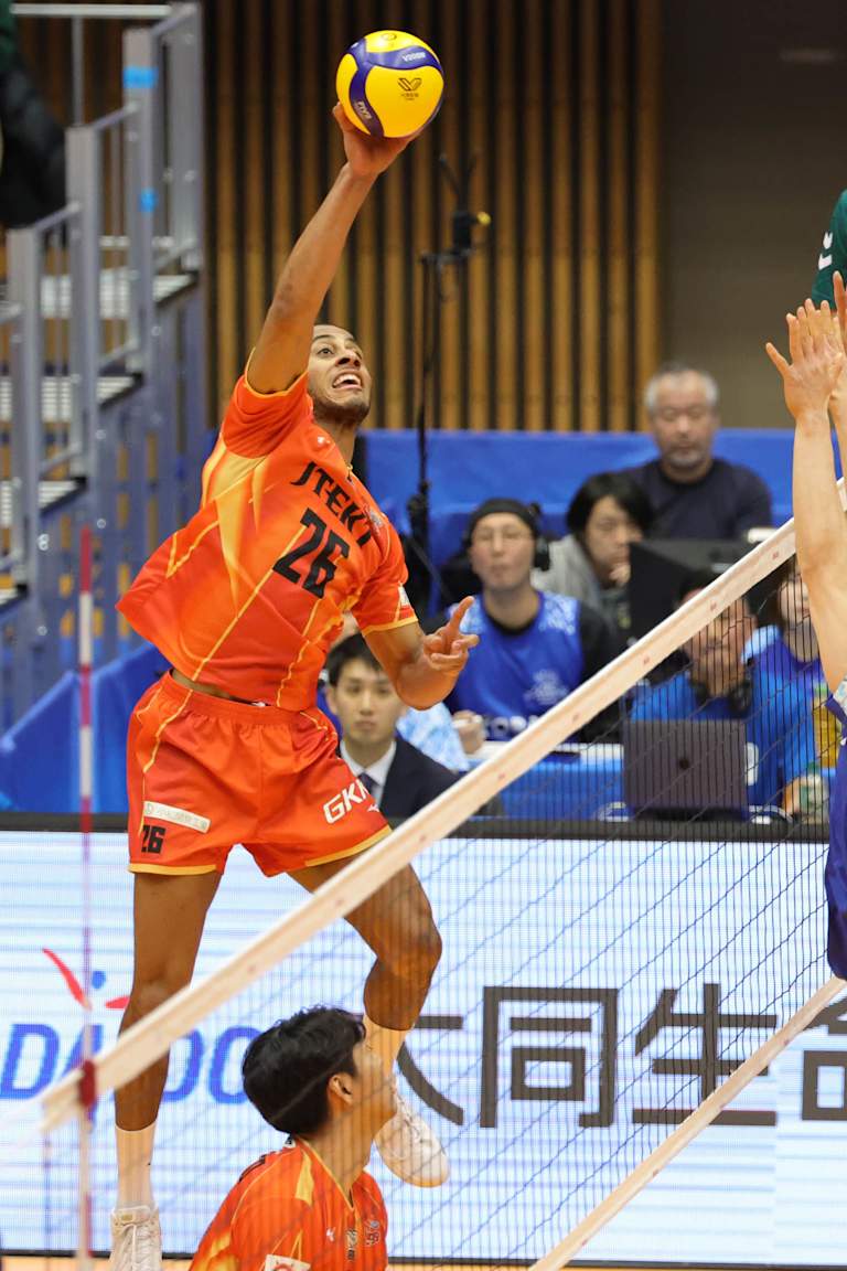 Sting de Lucarelli garante vaga nos playoffs no Japão 