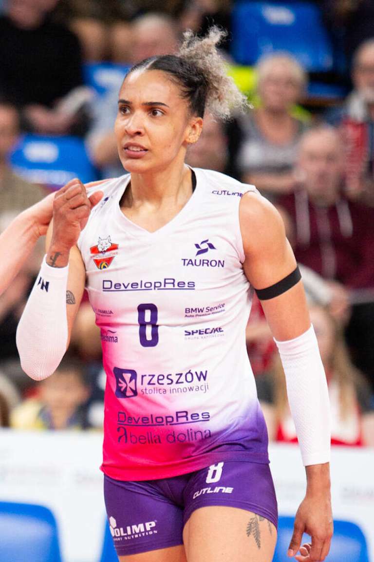 Sabrina brilha na abertura dos playoffs na Polônia