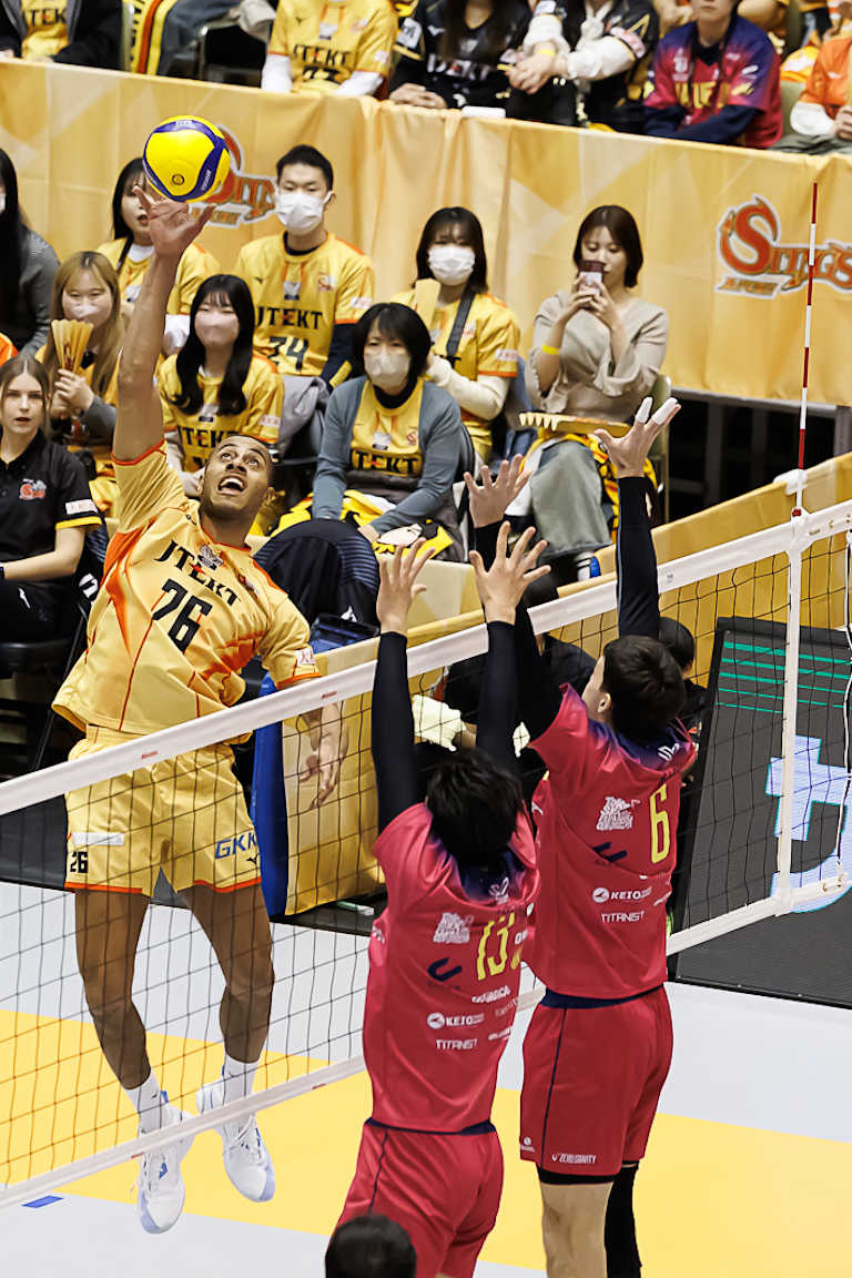 Lucarelli ajuda Stings a vencer prévias das quartas-de-final