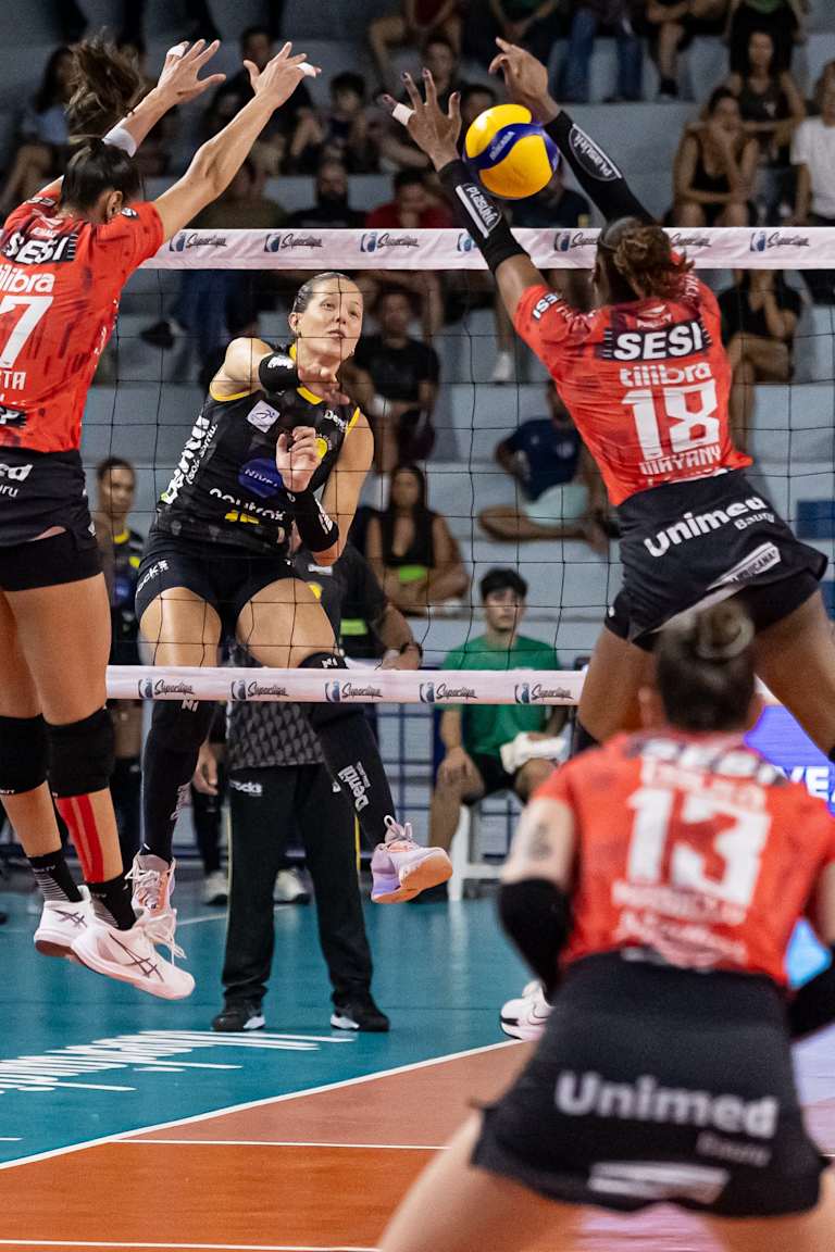 Praia e SESI iniciam duelo por uma vaga na final