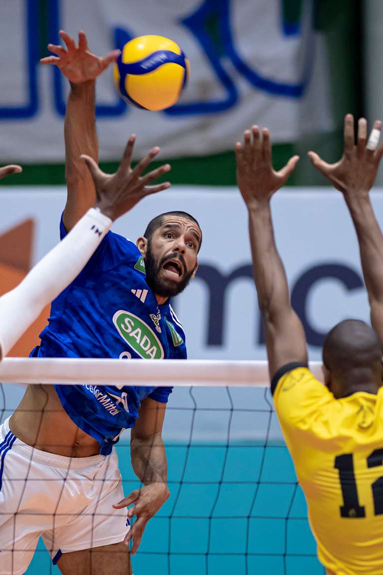 Semifinais começam com clássicos estaduais