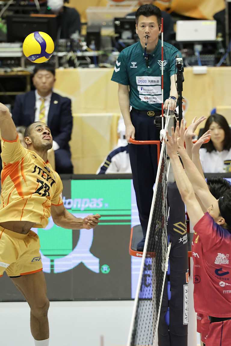 Time de Lucarelli vai às semifinais no Japão