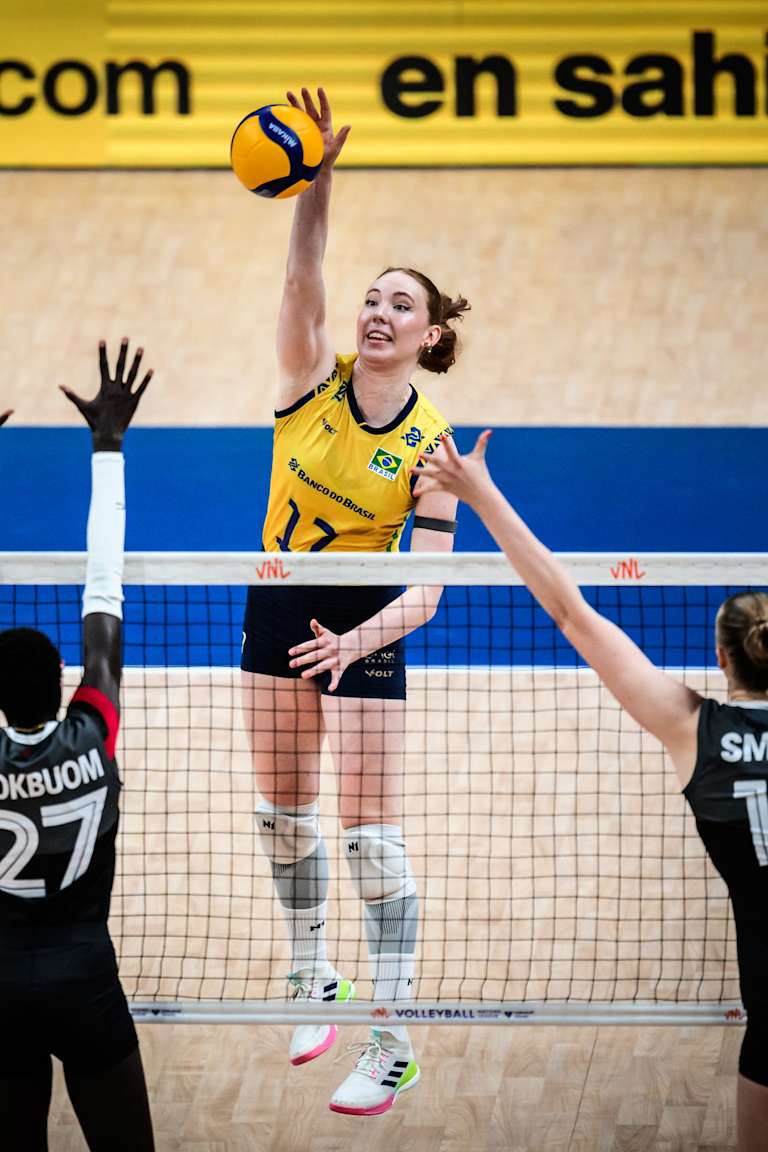 Julias se destacam em triunfo do Brasil sobre o Canadá