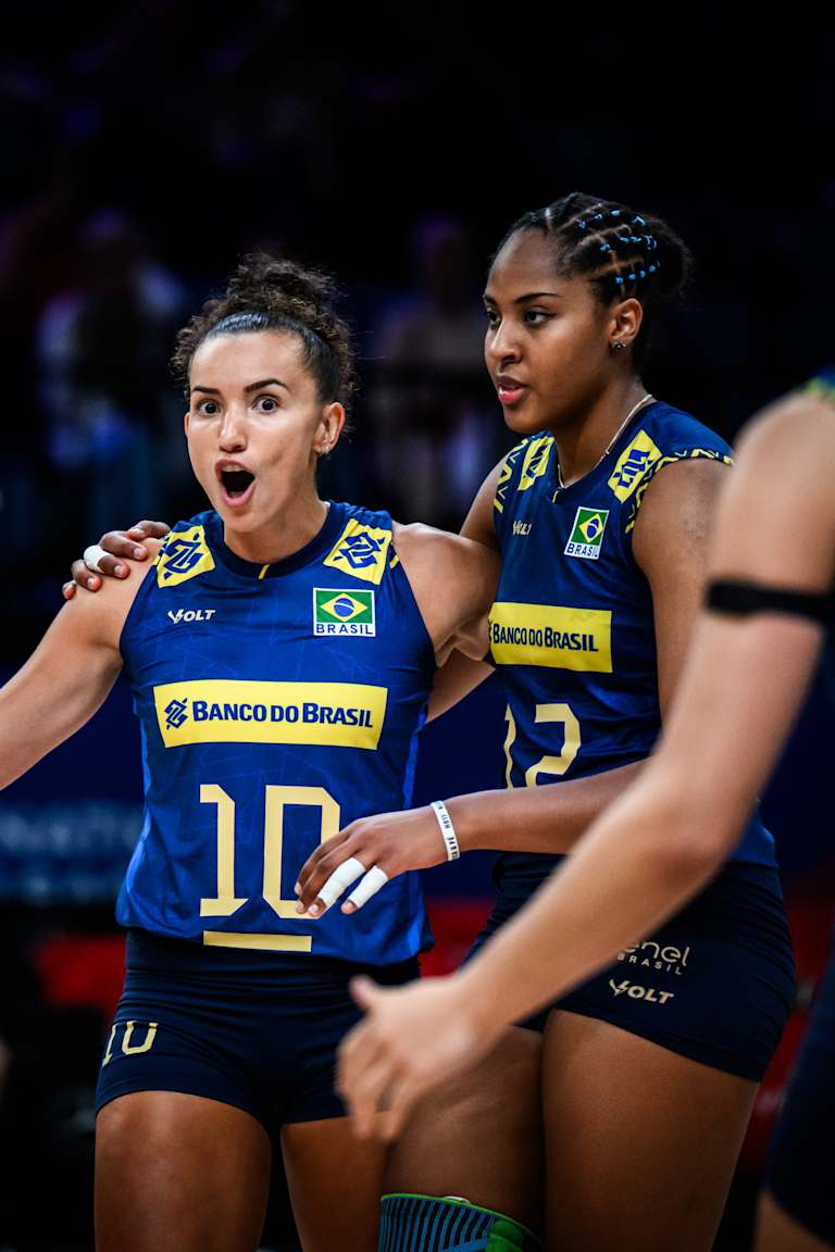 Com Gabi em quadra, Brasil passa pela República Dominicana em Istambul