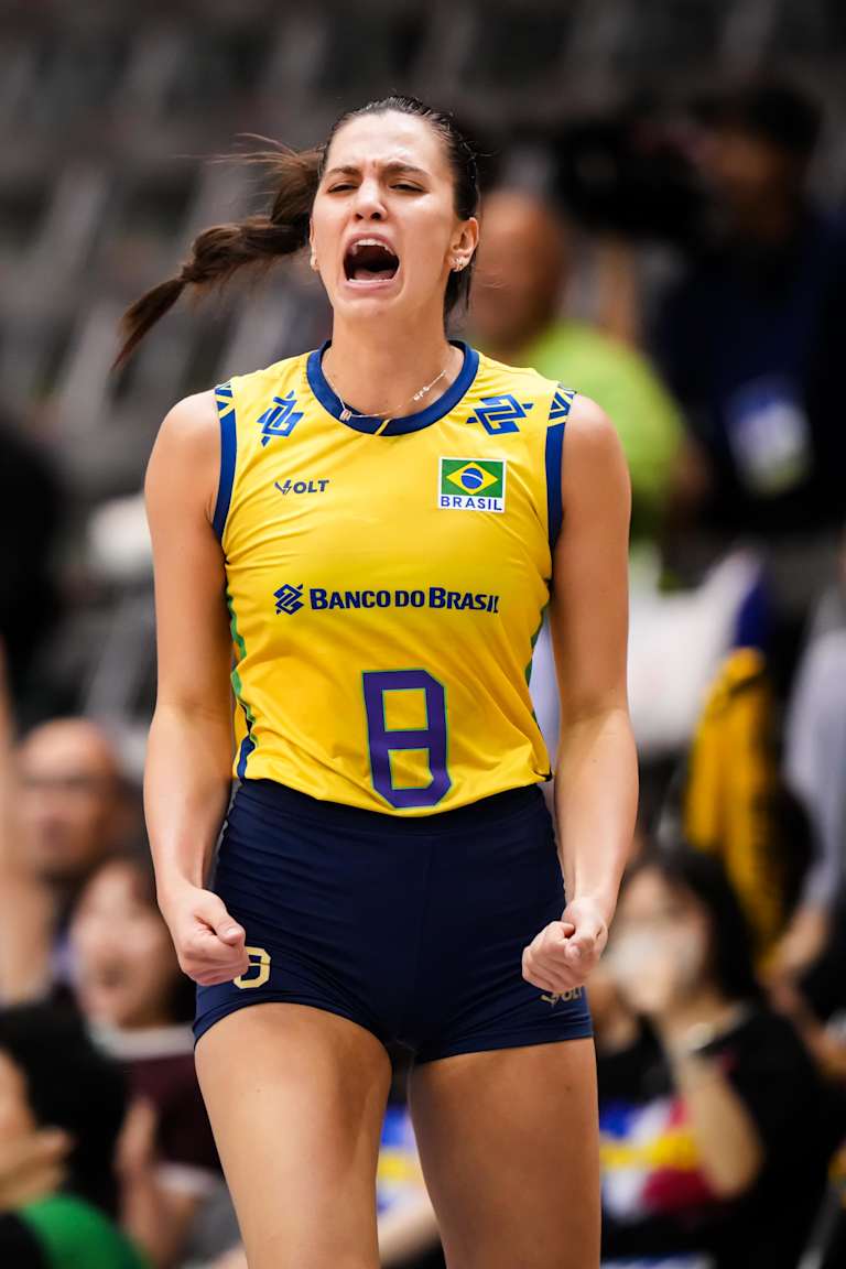 Centrais se destacam e Brasil passa pela França no tie-breaker