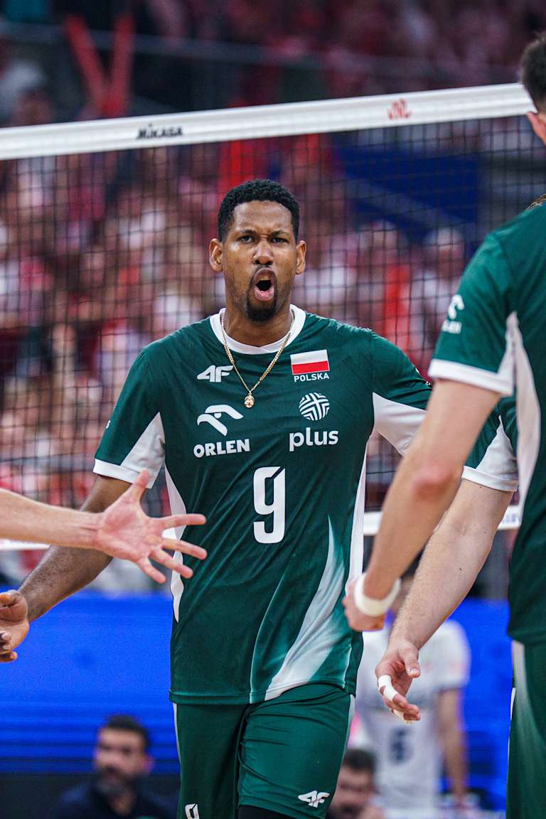 Super sub Leon takes Poland to victory in first home match