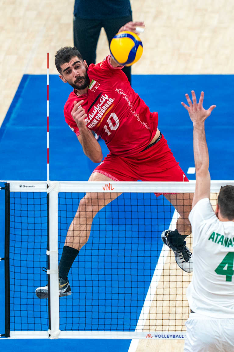 Iran sweep Bulgaria and continue to dream of the Finals