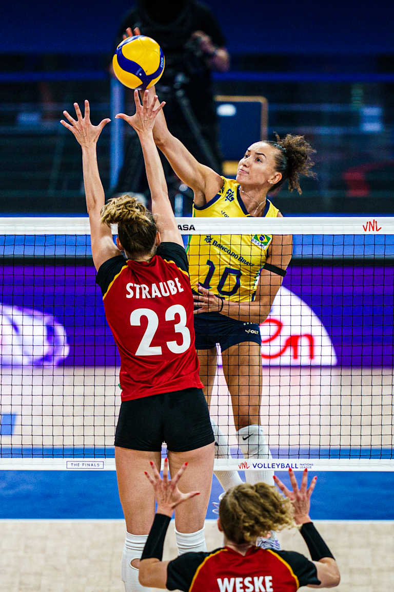 Brasil atropela a Alemanha e enfrenta o Japão nas semifinais