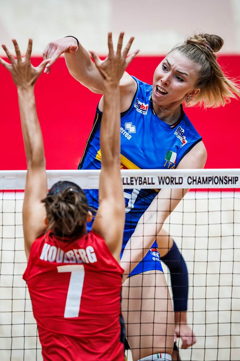 Italy keep spirited Belgium down to top pool