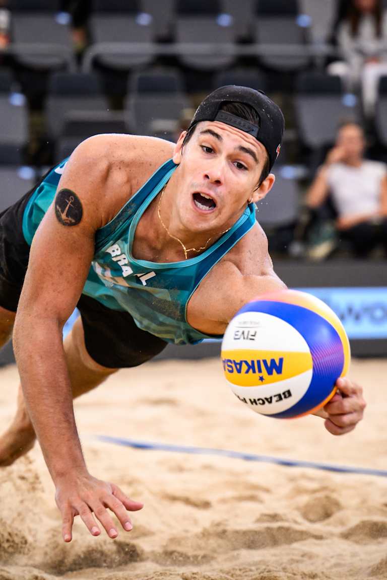 Evandro and Arthur survive a three-set battle and make it to the Round of 12