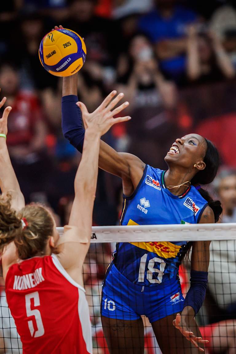 Italy sweep Poland on their way to the semifinals