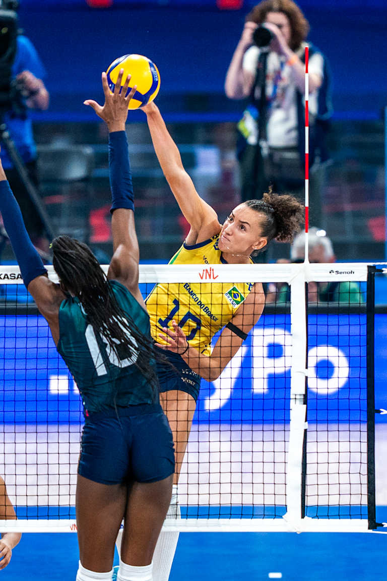 Brasil tenta desbancar a Itália nas semifinais