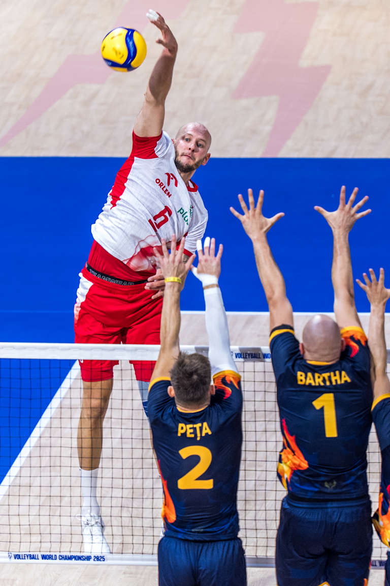 World Ranking leaders Poland overcome a slow start and sweep Romania in Men's Volleyball World Championship debut