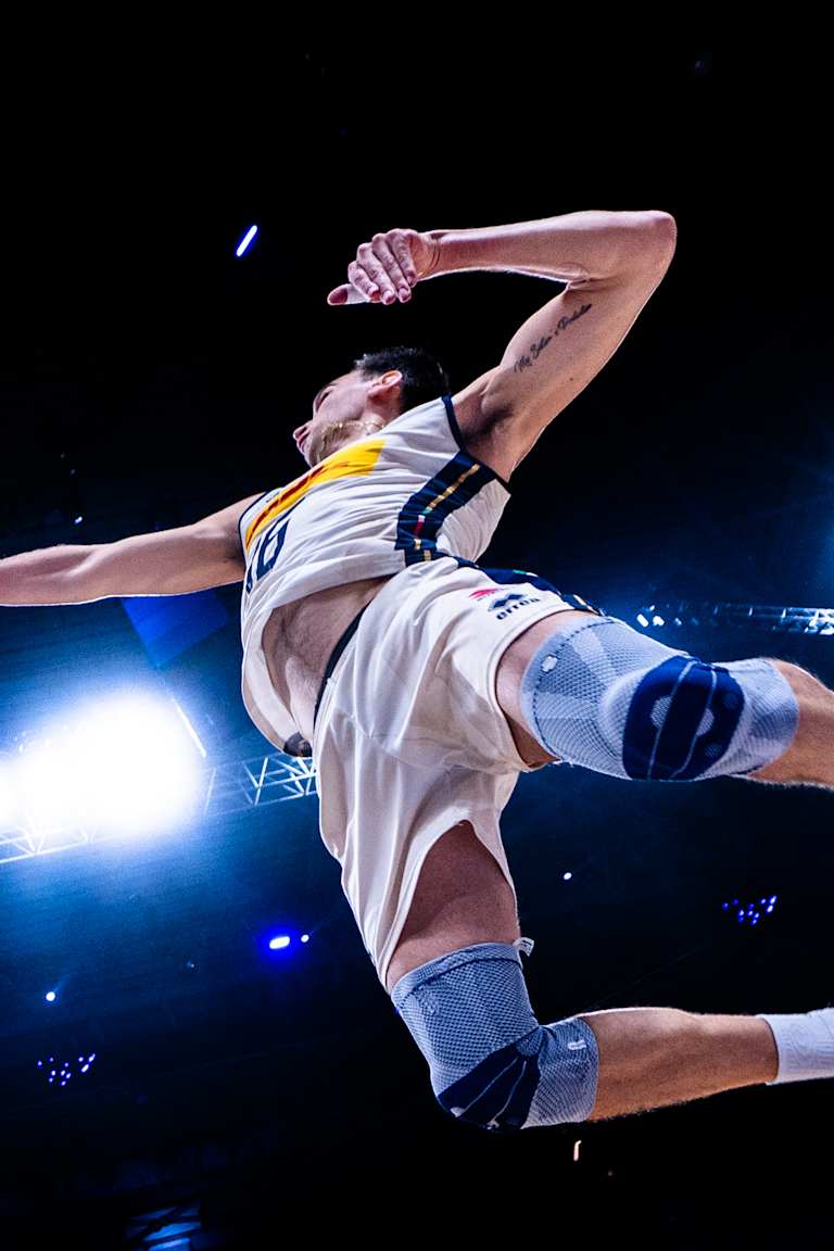 Italy shut out Poland to stay on track to defending the crown on Sunday