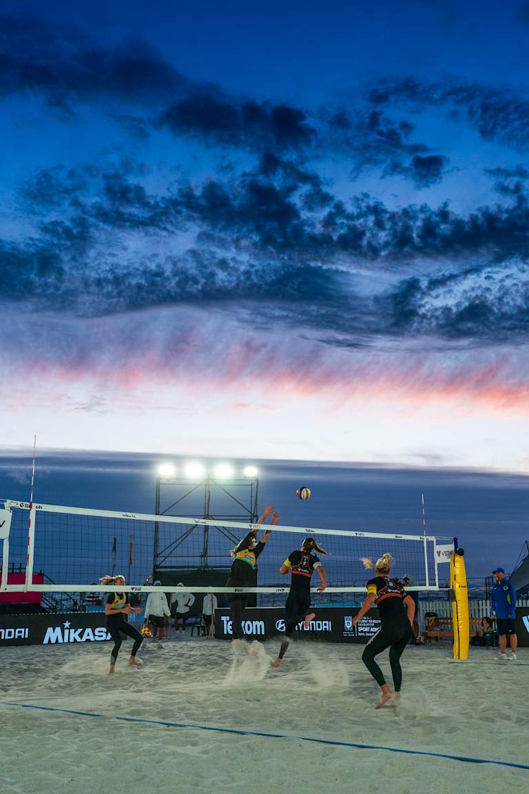 USA’s Quiggle & Loreen sweep through two playoffs to reach Cape Town quarterfinals