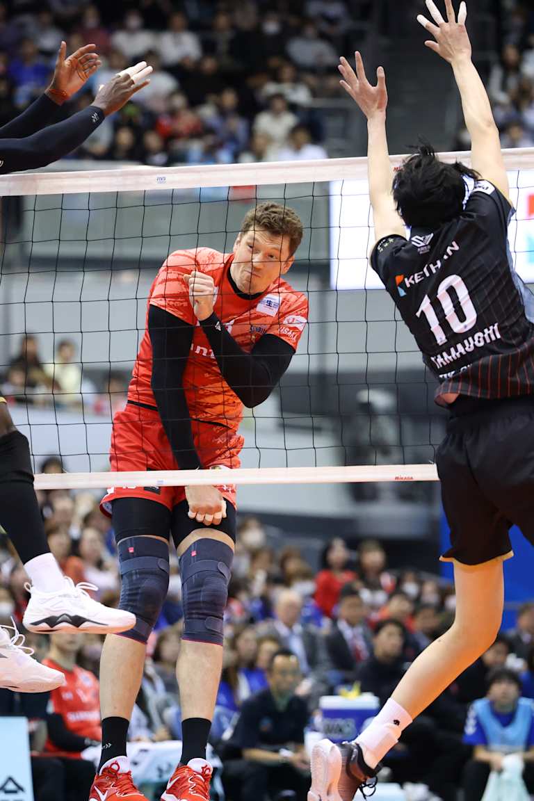 Bluteon and Suntory trade four-set wins in Japan