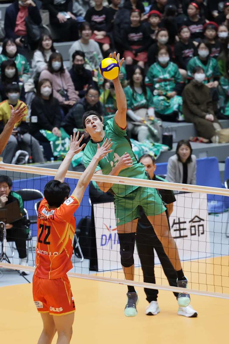 Roque e Lucarelli vão bem e duelo termina em igualdade no Japão