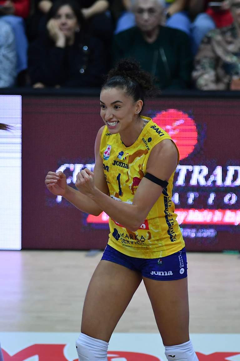 Conegliano de Gabi enfrenta vice-líder Scandicci na Itália