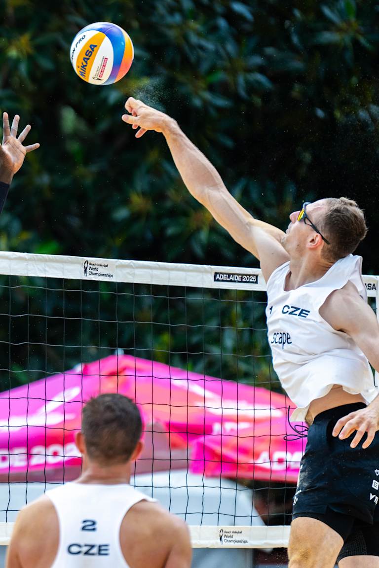 Defending champions Perušič and Schweiner dominate in World Championship debut