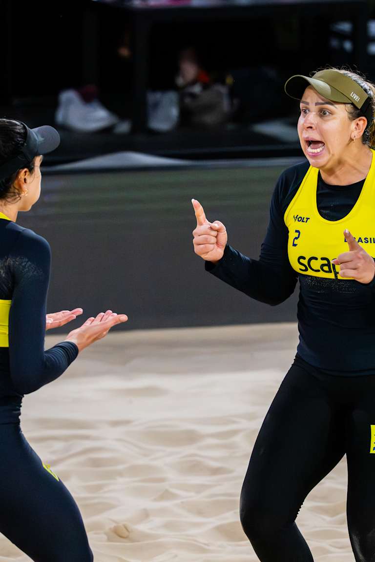 Carol/Rebecca e Thâmela/Vic vão às semifinais do Campeonato Mundial