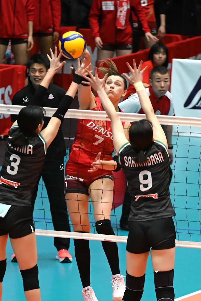 Rosamaria e Sabrina ajudam o Denso a bater atual campeão japonês
