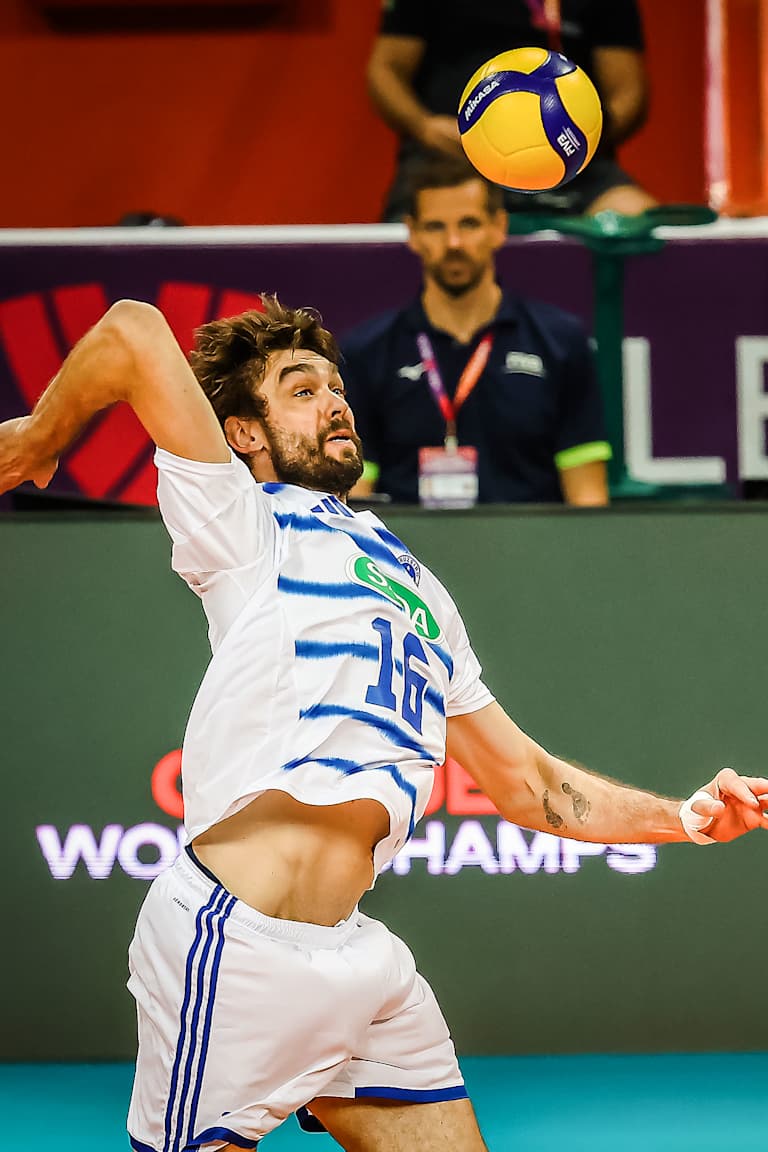 Defending world champs Cruzeiro beat Swehly to stay in contention