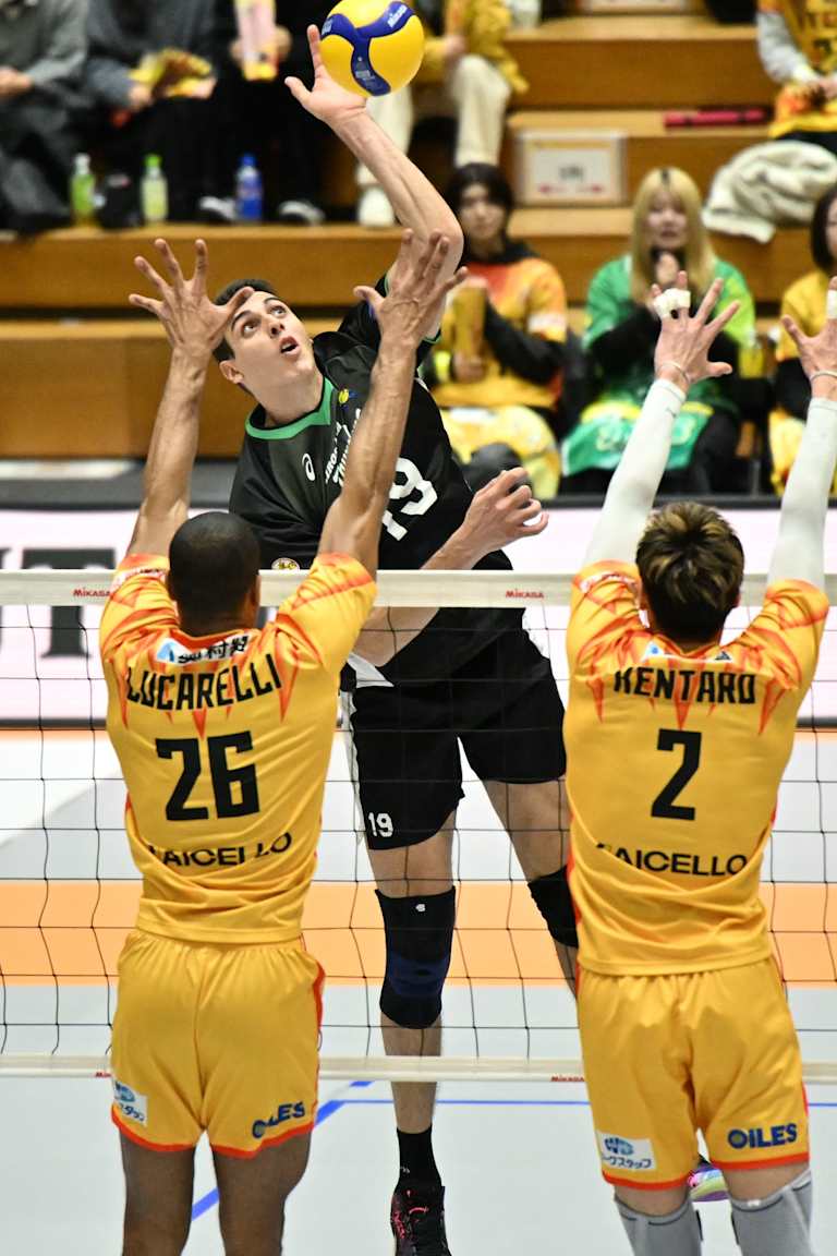 Duelo brasileiro na retomada da Liga Japonesa termina em igualdade