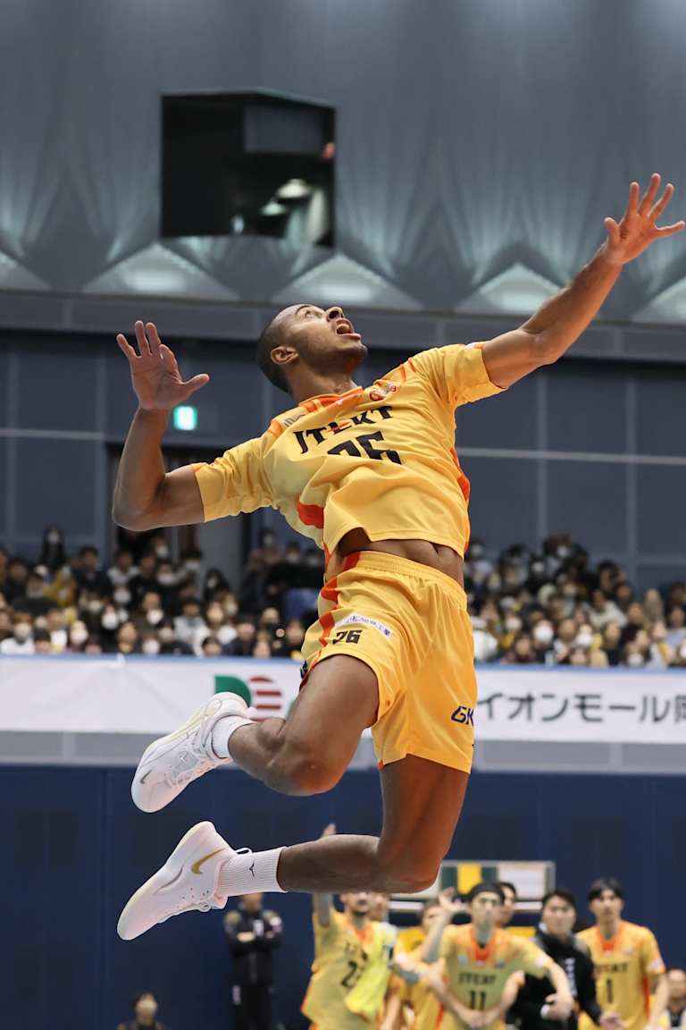 Time de Lucarelli tem duelo direto na Liga Japonesa