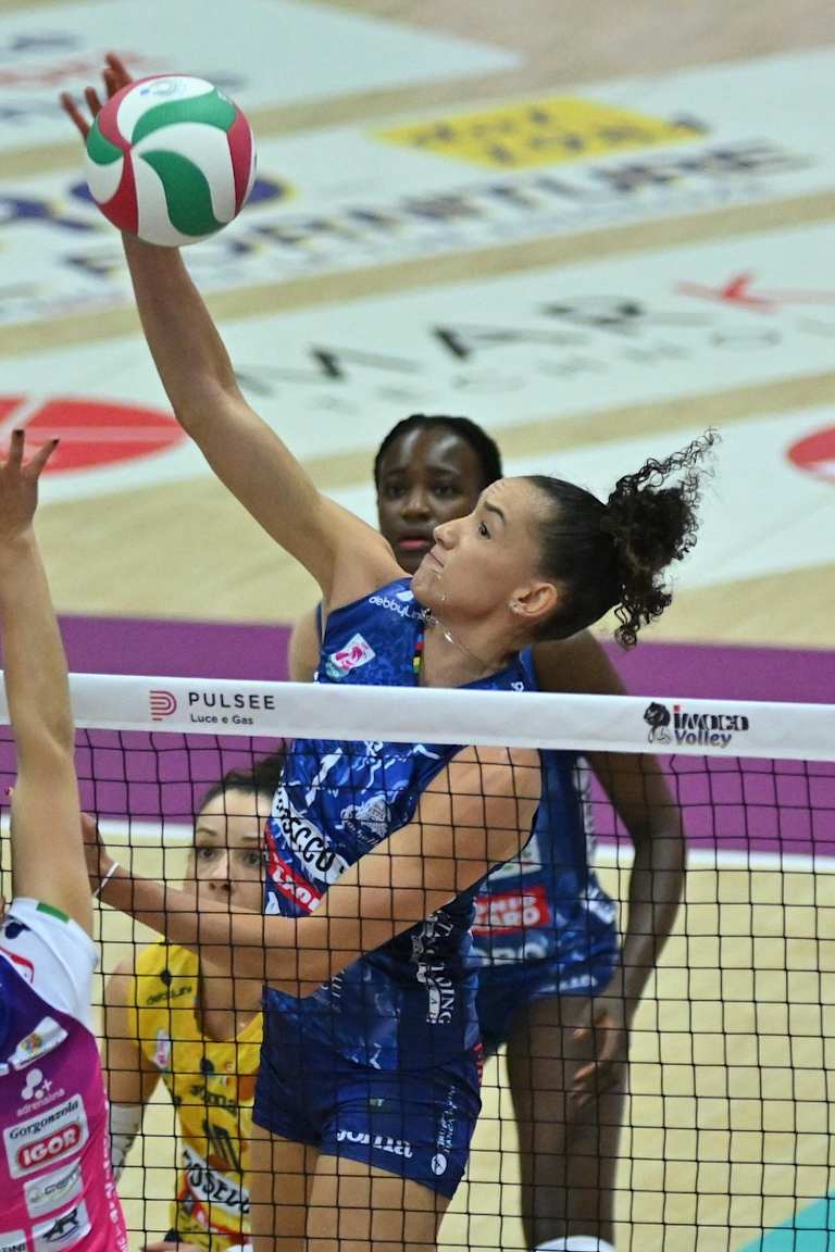 Gabi brilha e lidera Conegliano no clássico com o Novara