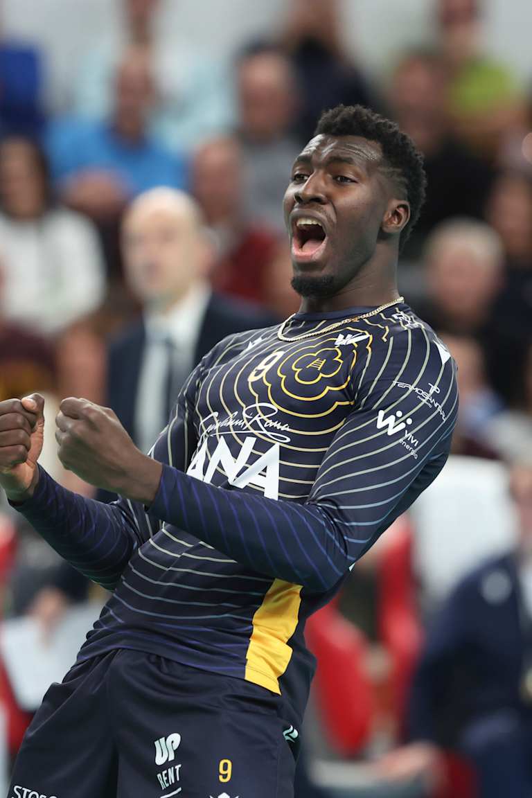 Verona edge Trentino in five, Sir surge to the top