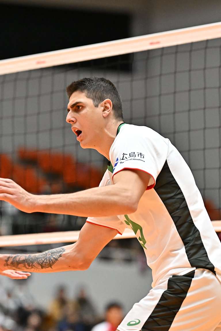 Roque faz 54 pontos em dois jogos e ajuda Hiroshima a subir no Japão